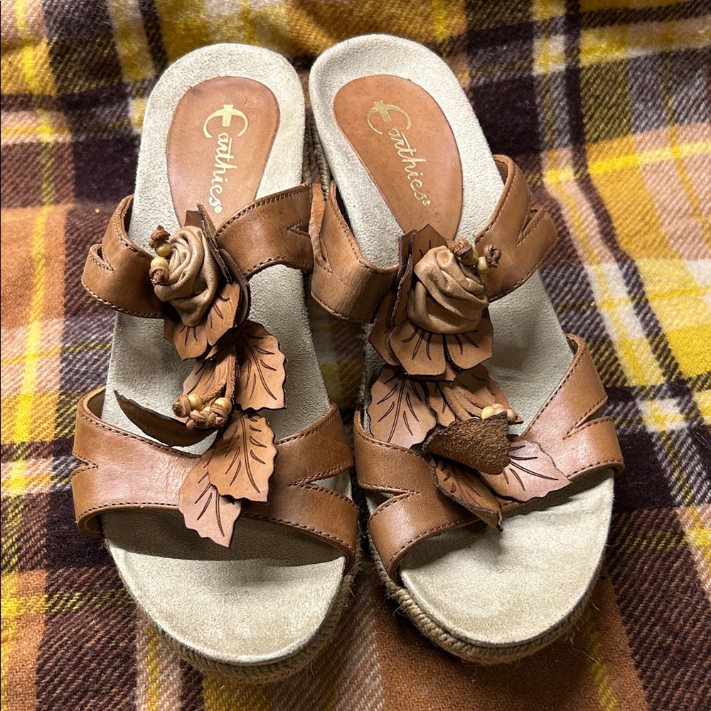 Earthies Women's Tan Leather Floral Sandals semprini